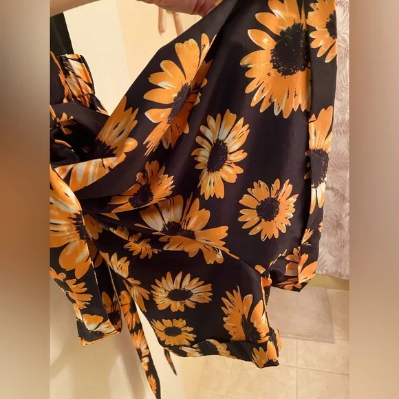 Women’s XS Sunflower Romper with Belt - Picture 4 of 5